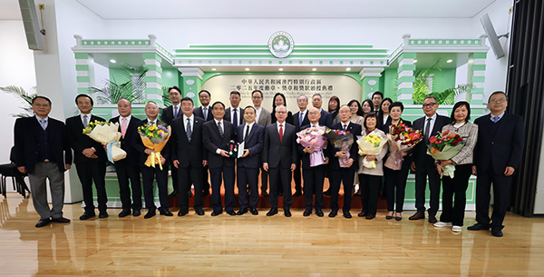 02 岑浩輝行政長官教青局龔志明局長與鏡湖醫院慈善會及校董會領導校長副校長合照s