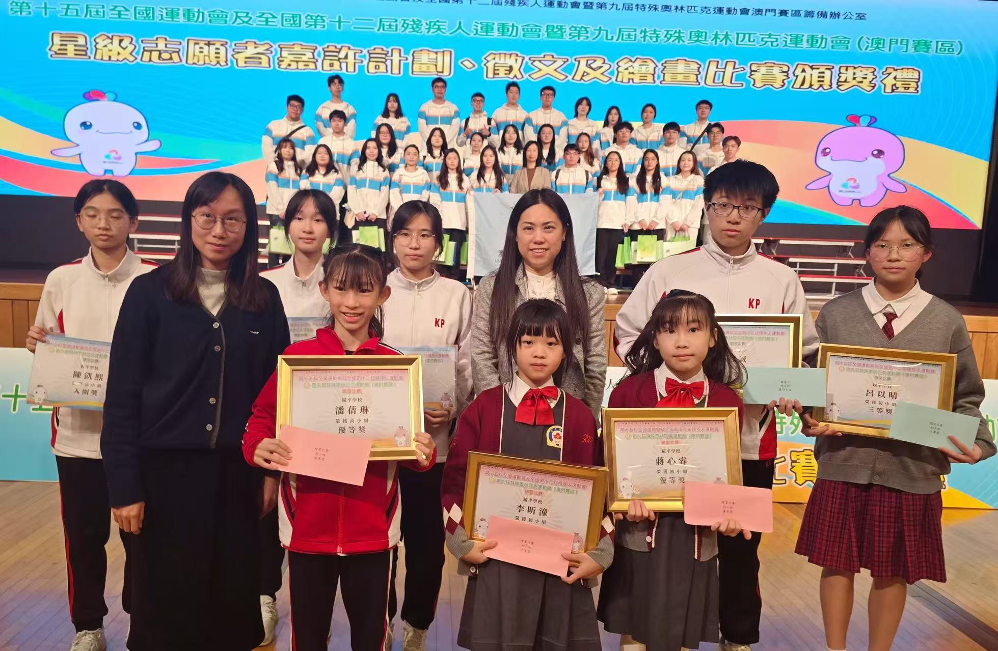2026020207梁靜霞副校長與得獎學生及指導老師合照