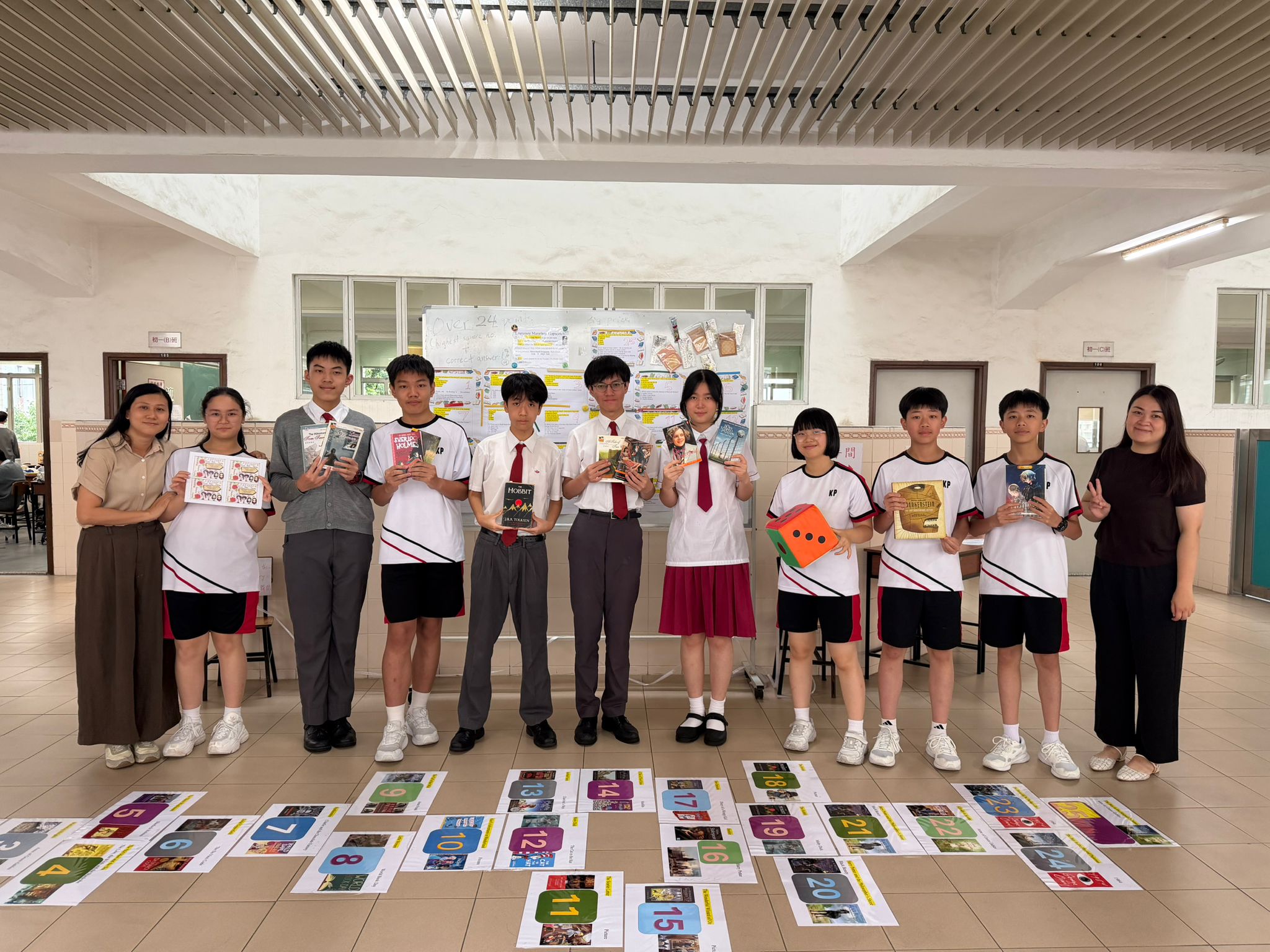 2026043004 學生工作人員在文學馬拉松跳飛機活動攤位前準備