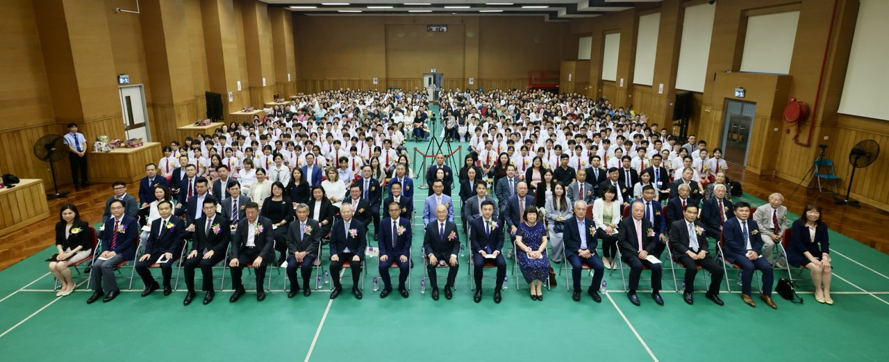 2026060601鏡湖醫院慈善會領導校董會領導各機構嘉賓與應屆畢業生及家長大合照
