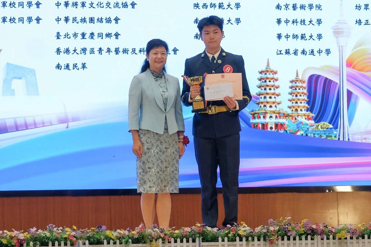 06頒獎嘉賓頒發全國總決賽中學組亞軍獎項給黃俊濠同學