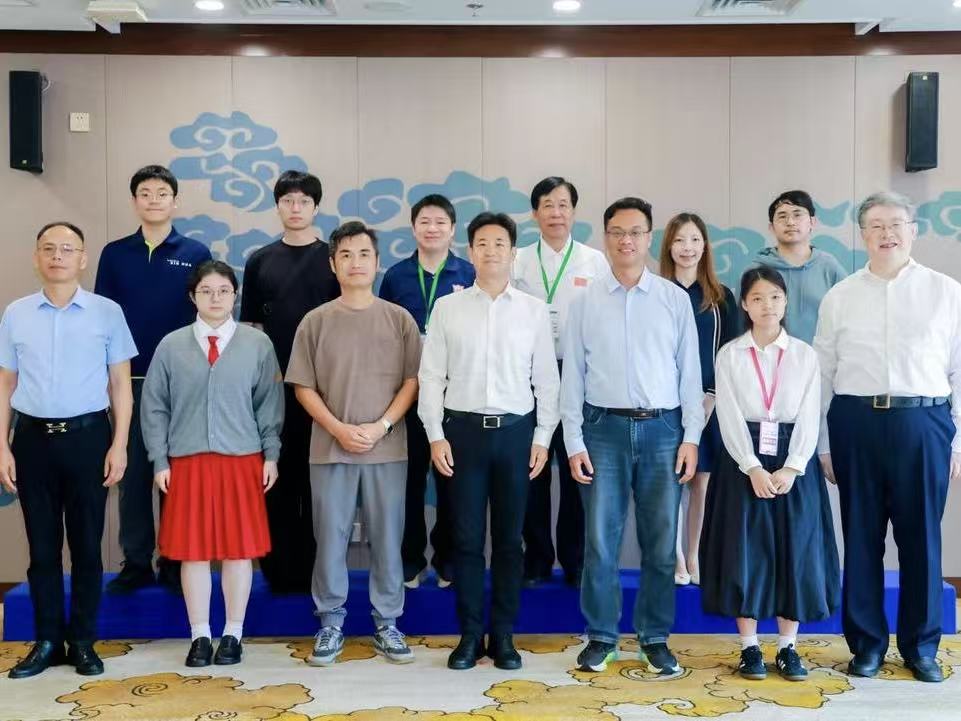 2026083117許穎桐同學作為澳門學生代表與嘉賓合影