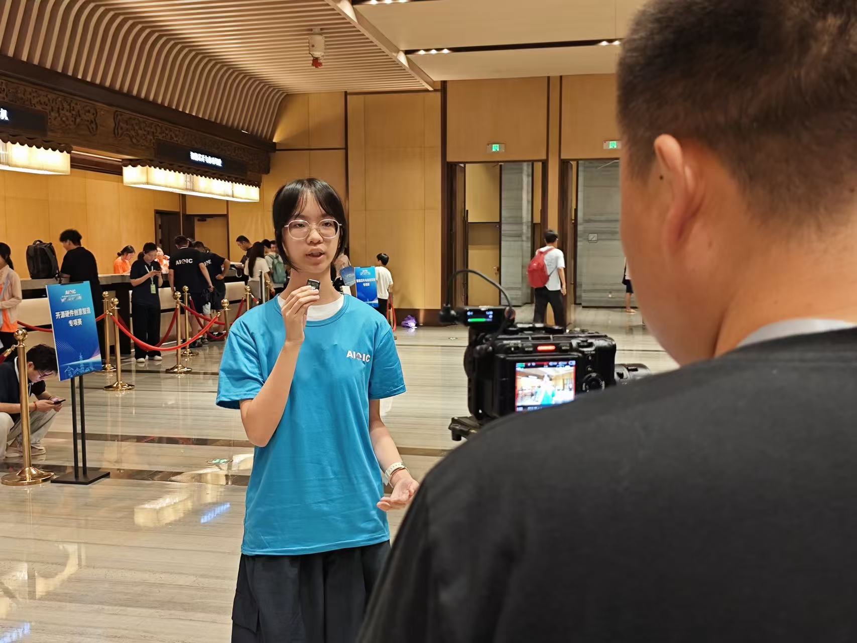 2026083120王鐳穎同學正在接受採訪
