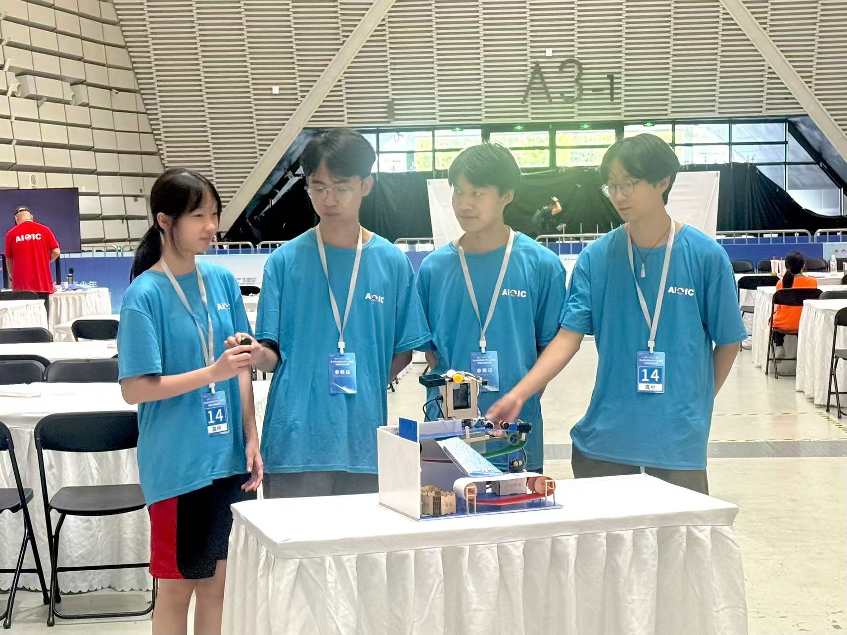 2026083121梁翠妍曾皓軒同學正在接受採訪