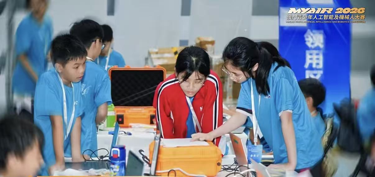 02學生在比賽場地參賽