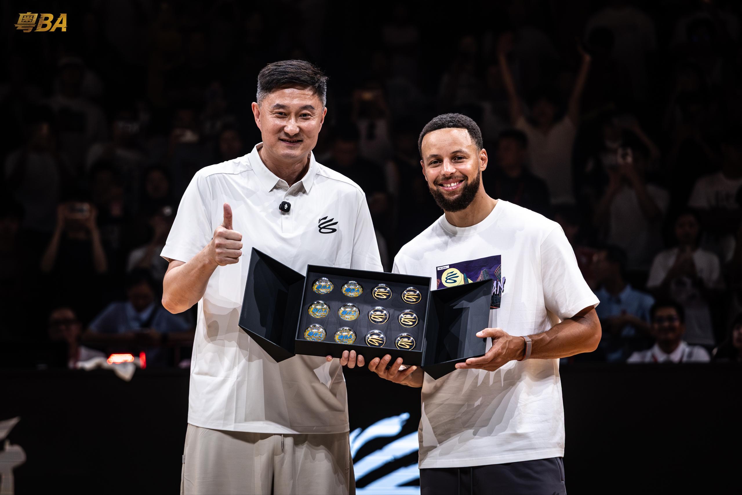 2026092001广东省篮球协会会长杜鋒與NBA巨星斯蒂芬库里交換紀念品