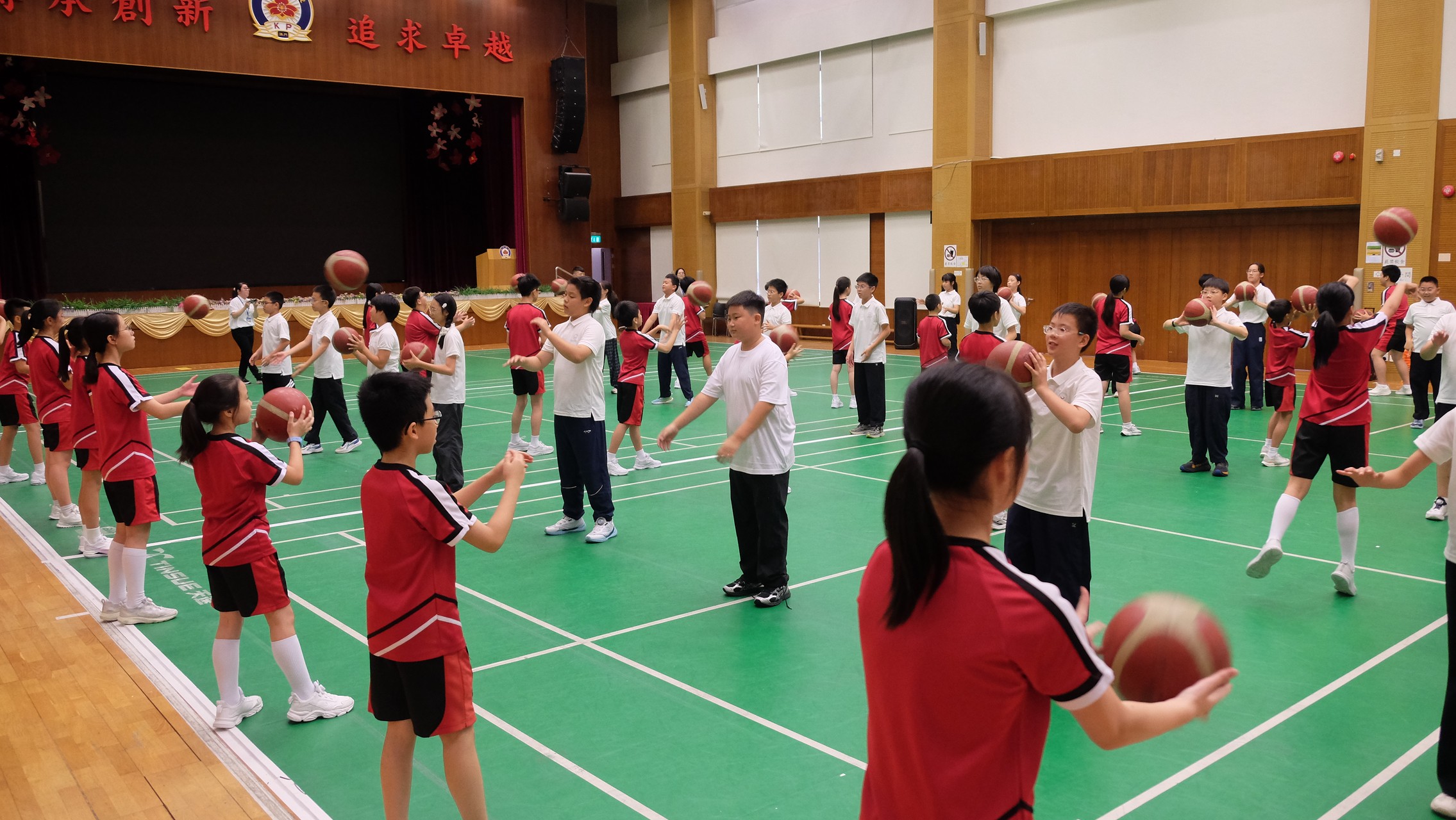 8杭州文苑同學參與體育課