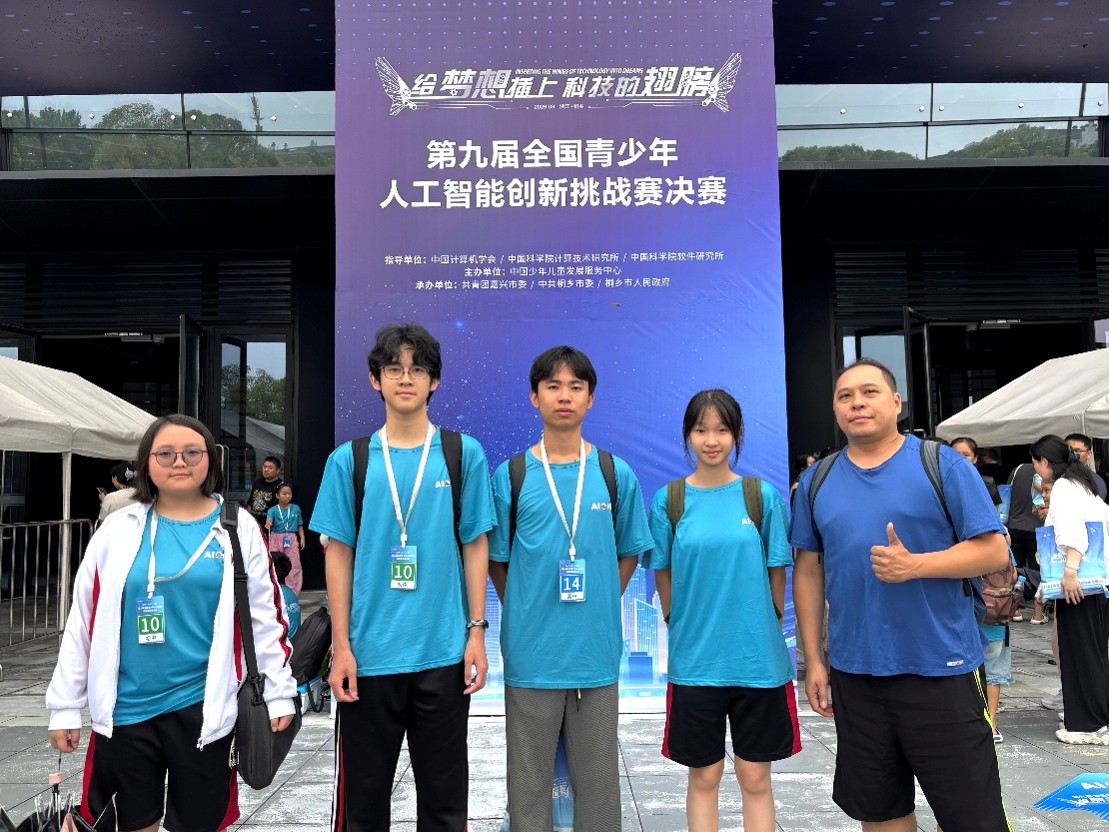 2026091401與開源硬體創意智造賽項的同學與蔡鏢老師合照