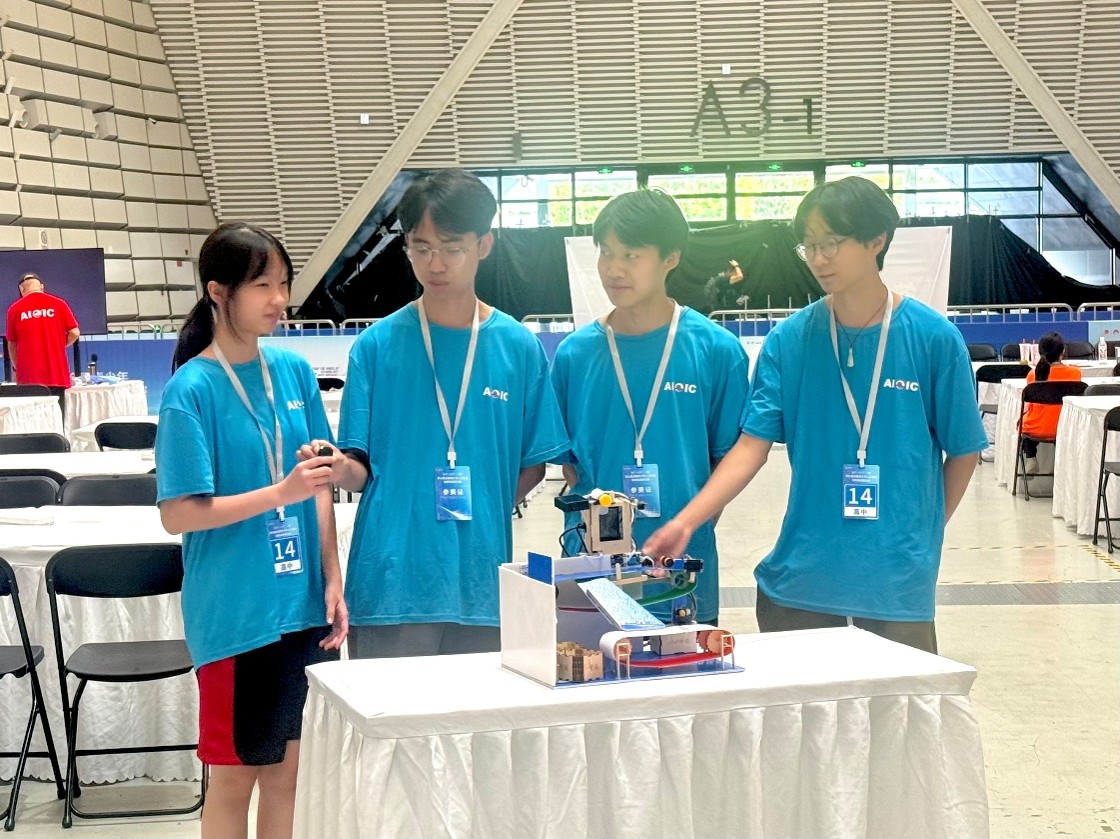 2026091402梁翠妍左一曾皓軒左二同學所在小組接受採訪