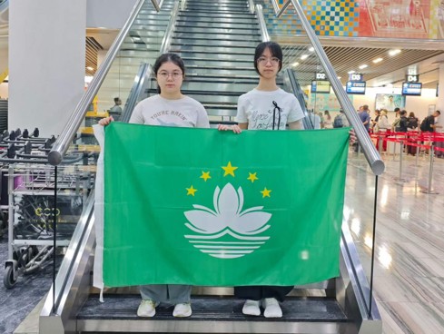 2026091403許穎桐左王鐳穎右同學合照