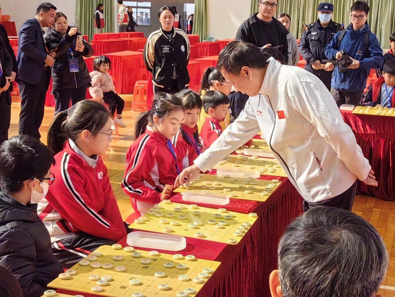 我校冠軍選手在與世界冠軍象棋國際特級大師呂欽交流