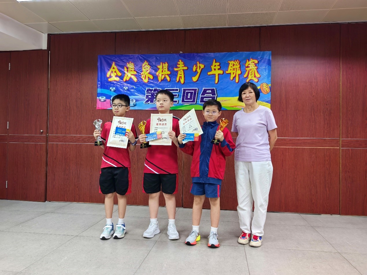 上圖陳錡諾中獲少年組冠軍莊煜熙左獲少年組亞軍